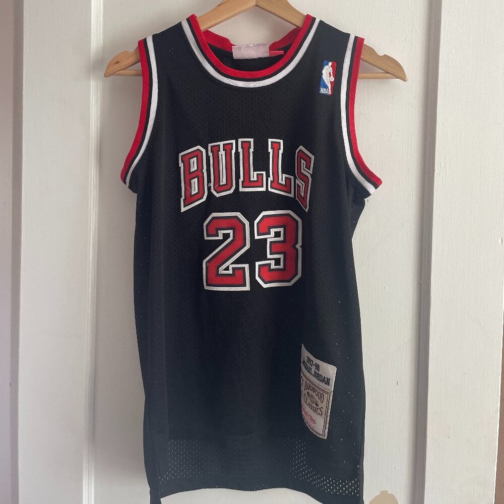 Michael Jordan 1997-98 NBA Jersey Mitchell and Ness